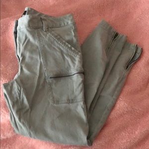 Green capris